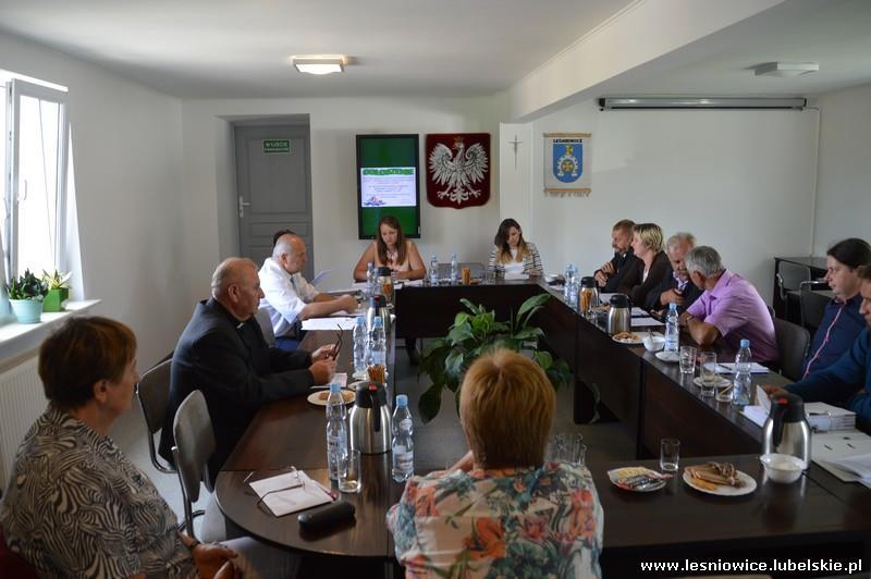 Ponadto Komisja Rewizyjna dokonała oceny funkcjonowania i wykorzystania środków publicznych za I półrocze 2016 roku Gminnego Zakładu Komunalnego i Samorządowego Ośrodka Kultury w Leśniowicach oraz