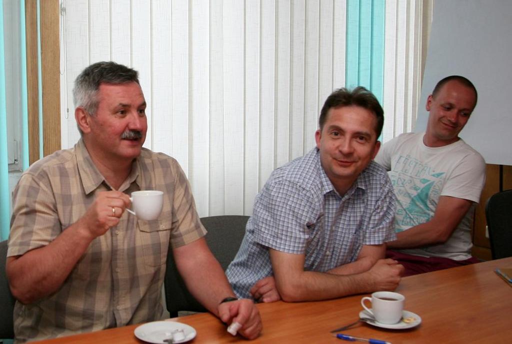 Od prawej Tomasz Olszewski, Krzysztof Narewski, Bolesław Krystowczyk, Henryk Siuda, Robert Cieszyński, Beata Starte, Maria Gadomska Na nieznaczną skalę zainteresowania młodych geodetów