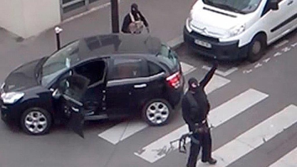 Atak na Charlie Hebdo 11:30 napastnicy wkraczają do redakcji Charlie Hebdo 11:35 atakujący opuszczają