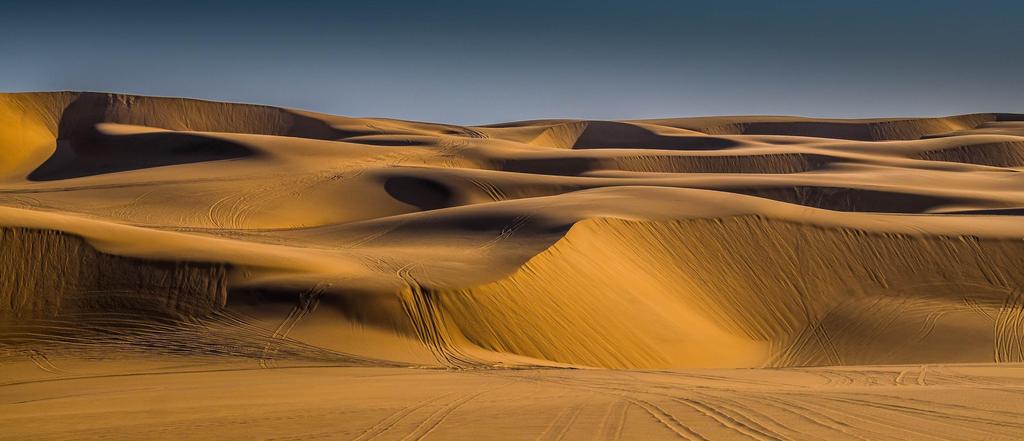 DZIEŃ 4 SWAKOPMUND REJS KATAMARANEM PO ATLANTYKU QUADY NA WYDMACH Rankiem po śniadaniu podjedzie bus i zabierze chętnych na przystań Walvis Bay, skąd katamaranem wypłyniemy na szerokie fale Oceanu