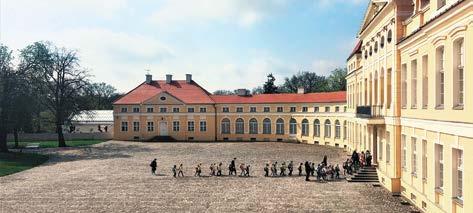 kują herbu Nałęcz i rozpoznają funkcje pomieszczeń na obu kondygnacjach.