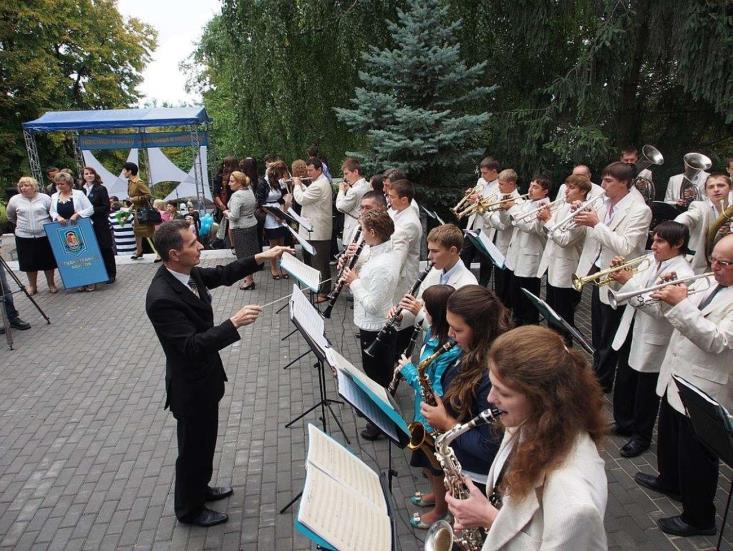 Orkiestra brała udział w wielu festiwalach, konkursach i spotkaniach orkiestr w kraju i poza granicami, zajmując wysokie miejsca.