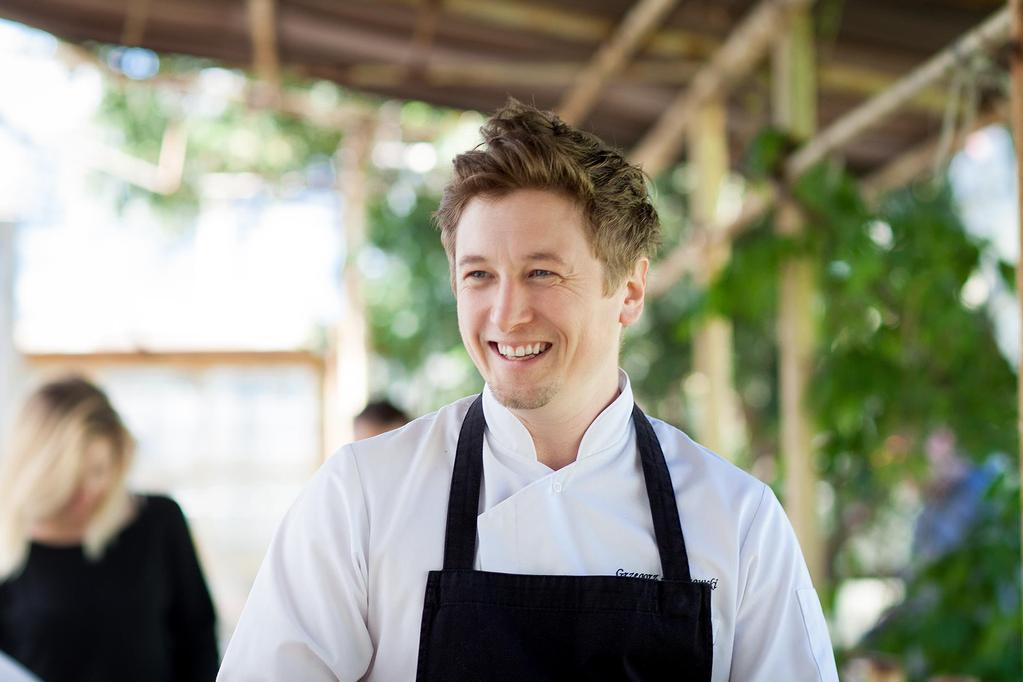 GRZEGORZ ŁAPANOWSKI Kucharz, aktywista i przedsiębiorca, dziennikarz kulinarny, założyciel i prezes Fundacji Szkoła na widelcu, właściciel studia kulinarnego Food Lab