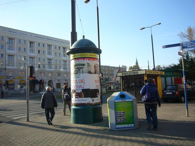 ) Bardzo niefortunnie umiejscowiono słup ogłoszeniowy oraz pojemniki do recyklingu na przejściu z przystanku Kino