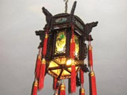 Żyrandol z graniastosłupa Zdjęcie lampy w kształcie graniastosłupa sześciokątnego zrobione w knajpce wietnamskiej we