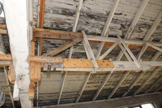 swojej funkcji. W wielu miejscach dach przecieka, powodując korozję biologiczną elementów drewnianych konstrukcji nośnej.