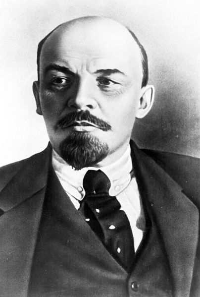 Włodzimierz Lenin (1870-1924) http://en.wikipedia.org/wiki/vladimir_lenin Socjalizm i komunizm Komunizm (leninowska wersja marksizmu) niezwykle płodny pisarz (dzieła zebrane to ponad 50 tomów), m.in. Co robić?