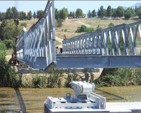 Przęsła mostowe są dołączane do konstrukcji i cała struktura jest nasuwana przy użyciu rolek montażowych na przeszkodę wodną.