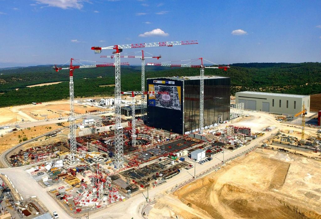 Projekt ITER, aktualnie budowany (tokamak) w Cadarache, Francja ITER International Thermonuclear Experimental Reactor Doświadczalny (badawczy) reaktor termojądrowy (synteza