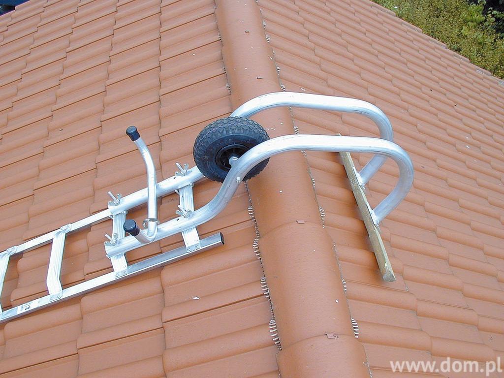 m l Jeśli chodzi o prace na dachu płaskim, wystarczy prosta drabina przystawna na przykład model Sibilo. fot. KRAUSE Prace na dachach skośnych wymagają już bardziej specjalistycznego sprzętu.