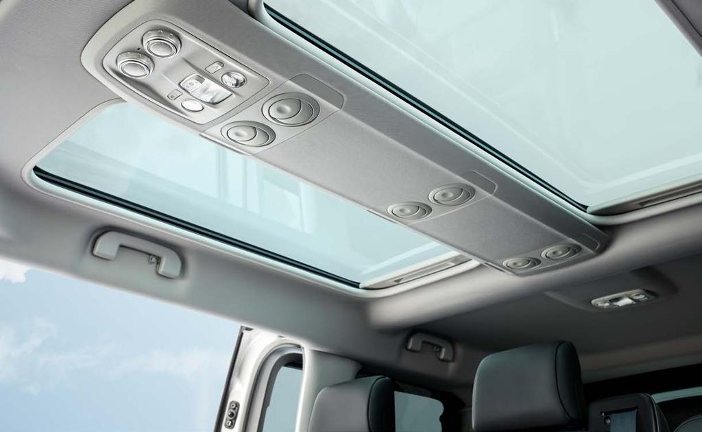PRZESZKLONY DACH W CITROËNIE SPACETOURER wszyscy pasażerowie korzystają z wyjątkowo dobrze doświetlonego wnętrza.