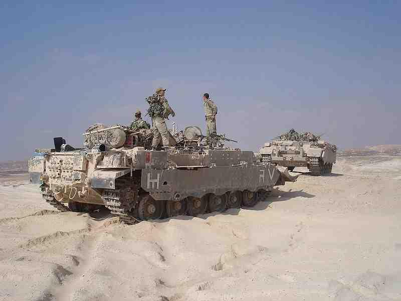Nagmachon Nagmachon to ciężko opancerzony bojowy wóz piechoty, opracowany dla IDF. Nagmachon jest następcą pojazdów Nagma Sho t, i został również oparty o kadłub i podzespoły czołgu Centurion i Sho t.