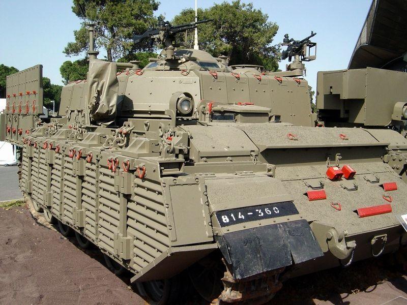 Nakpadon Nakpadon jest kolejnym izraelskim ciężkim transporterem opancerzonym. Zbudowany został również w oparciu o czołg Centurion.
