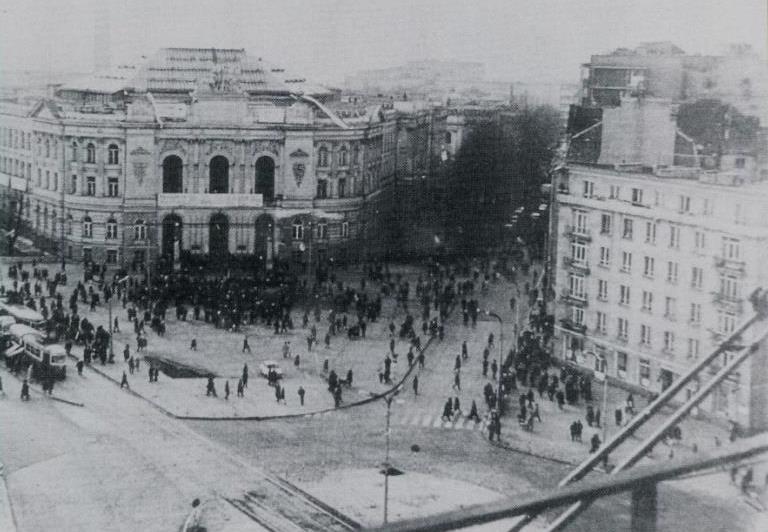Zostały one wybite pałkami, gliny wpadły do środka, kotłowanina, pracownicy biegną do hallu,