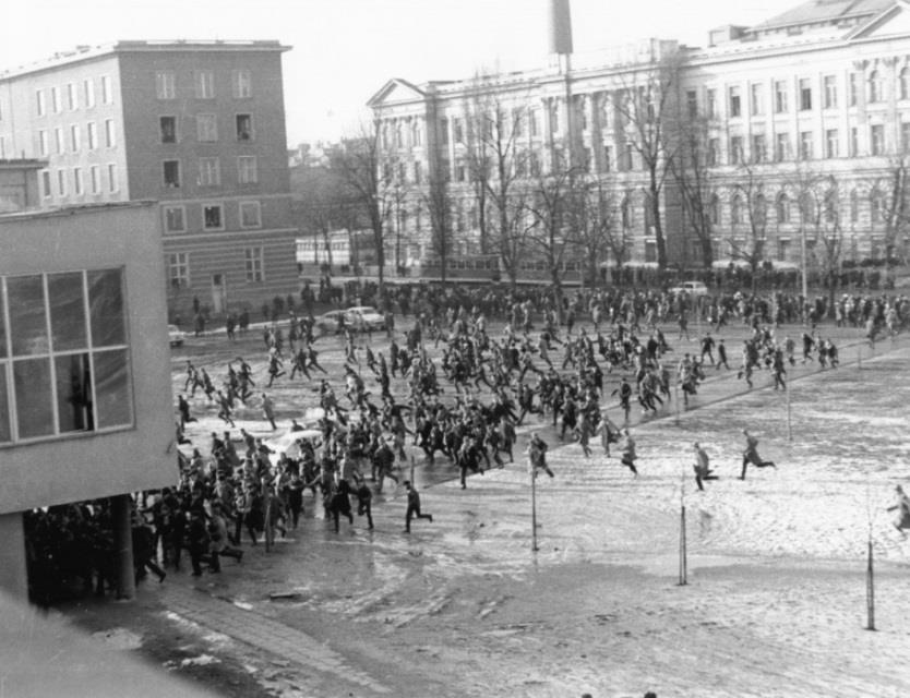 przesuwają szafy dla obrony, wreszcie milicjanci dostają zapewne rozkaz odwrotu i wychodzą z Gmachu.