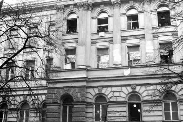 Na apel Rektora tylko nieliczni opuścili Uczelnię. Władze i grono profesorskie starały się przekonać młodzież do zaniechania strajku.