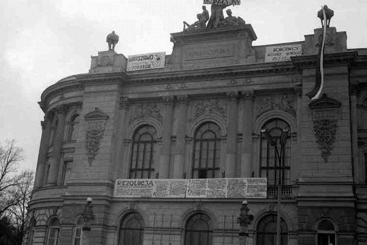Zmasowane oddziały milicji są już podobno wprowadzone na wszystkie wyloty ulic zbiegających się na placu Politechniki.