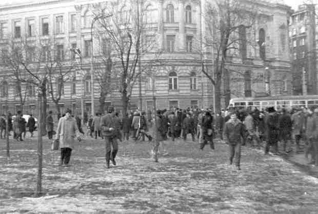 na Placu Politechniki. Stało tam sporo osób. Zrobiłem tego dnia rolkę filmu.