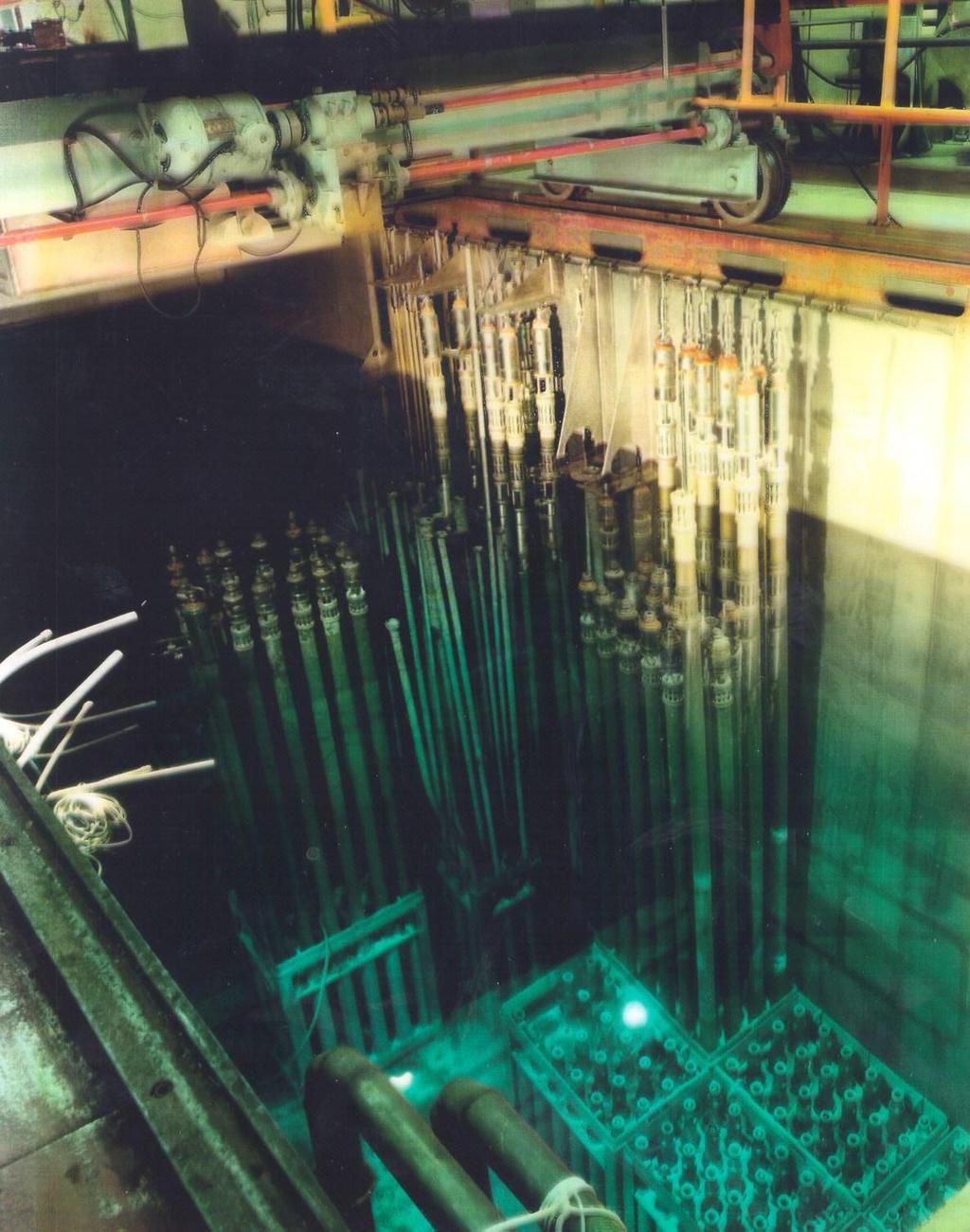 Basen z wypalonym paliwem w reaktorze MARIA. Szczelność paliwa kontroluje się systematycznie zasysając wodę z nad zestawów paliwowych.