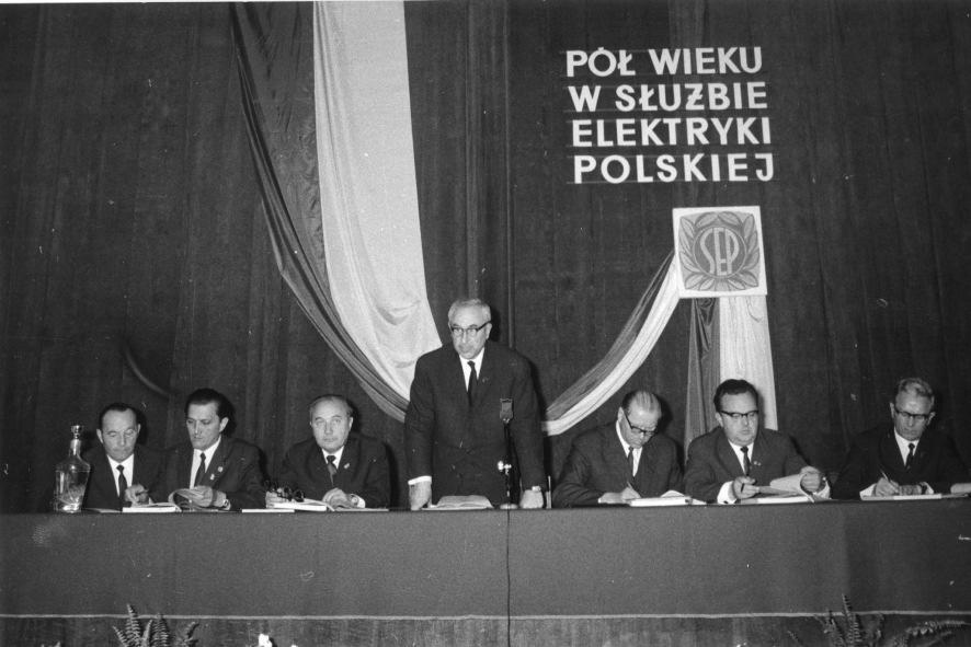 190 współpracował również z Zakładami DOLMEL we Wrocławiu w zakresie konstrukcji turbogeneratorów oraz z wieloma elektrowniami w zakresie eksploatacji tych maszyn. 3.