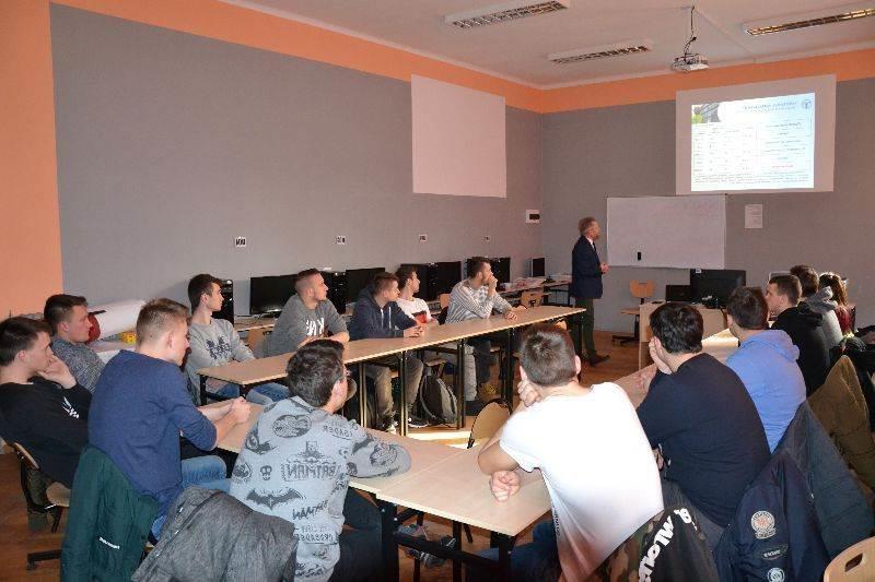 uczestnictwo dwóch 16 osobowych grup uczniów z Technikum Budowlanego w dwutygodniowym stażu zagranicznym (mobilności) we Frankfurcie.