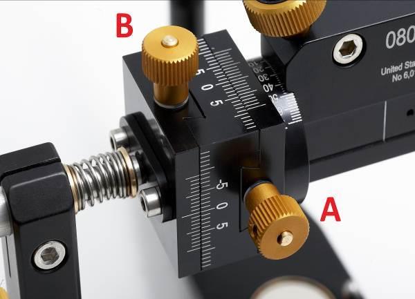 Ustaw wartość X (protruzji/retruzji) śrubą regulacyjną A z tyłu obudowy. Ustawienie można odczytać na skali Verniera u góry obudowy.