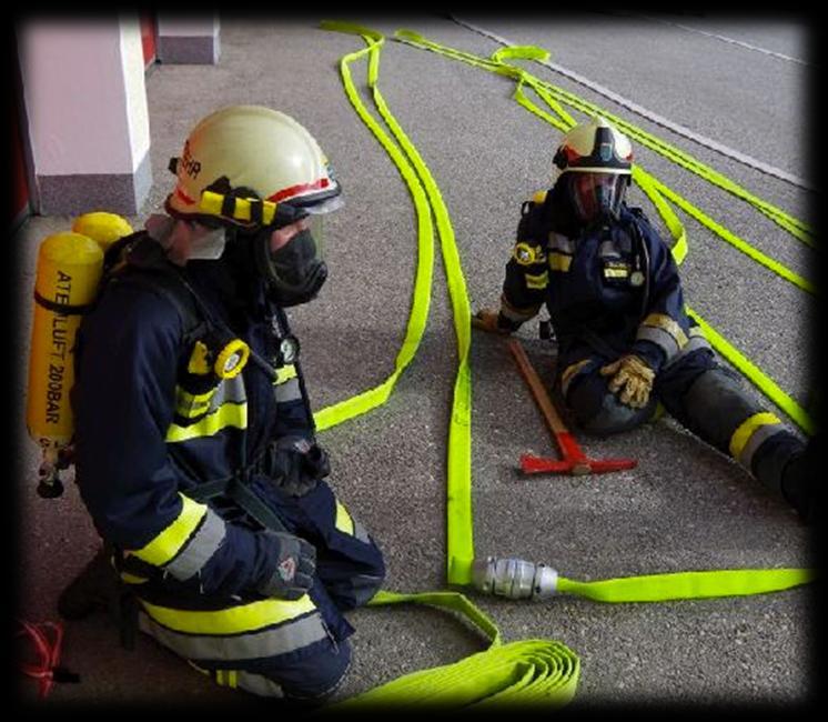 Podczas działań Rota asekuracyjna/ Grupa Szybkiego Reagowania (RIT) Zapewnij ochronę rot asekuracyjnych i innych strażaków czekających na wejście do budynku przed dymem, ciepłem oraz słońcem.