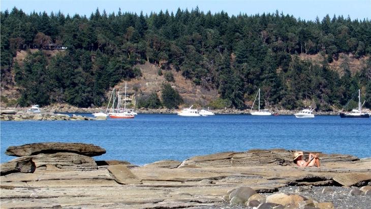 Dopiero trzeciego dnia, a to tylko 60 mil od Vancouver, dotarłem do Wyspy Hornby. W ciągu dnia wiał umiarkowany wiatr i mogłem wygrzewać się na plaży.