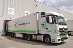 Spedycja Transport Logistyka Agencje Celne 120 biur w Polsce 2 biura zagraniczne Ponad 1000 pracowników About 300 własnych ciągników About 300 własnych naczep About 80000 m2 powierzchni magazynowych