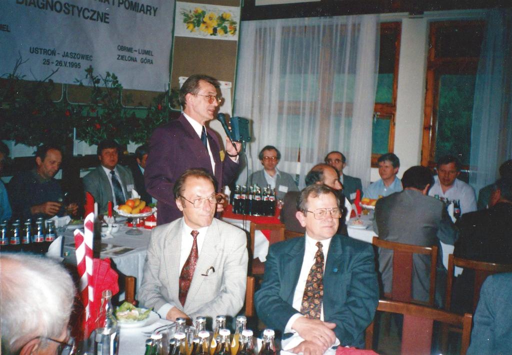 199 zentującą dany temat. Sesje dialogowe na konferencjach KOMEL-u cieszą się do tej pory szczególną popularnością. Fot. 6. Dyrektor Mieczysław Jakubiec rozpoczyna uroczystą kolację, 1995r.