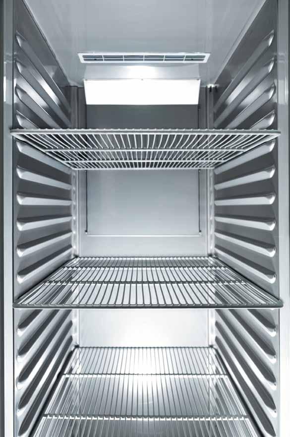 - Wymuszony obieg powietrza wewnątrz komory. ENERGOOSZCZĘDNOŚĆ - Dzięki zdecydowanym zmianom w budowie, szafy chłodnicze Advance pobierają o 15% mniej energii niż ich odpowiedniki z serii Concept.