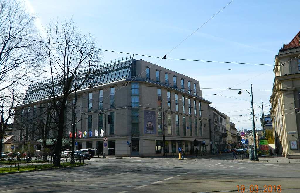 109 Fot. nr 197. Betonowo-szklany budynek spod nr 2, który powstał w miejscu dawnej drukarni Anczyca.