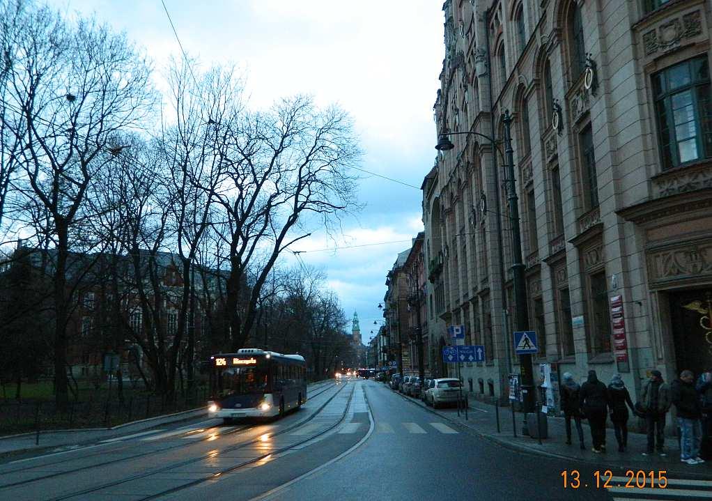Wzdłuż ulicy Straszewskiego do gmachu pod nr 29