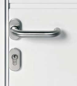 Rama płyty drzwiowej oraz rama maskująca w drzwiach bocznych składają się z profili aluminiowych odpornych na działanie czynników atmosferycznych (głębokość montażowa 60 mm) i posiadają