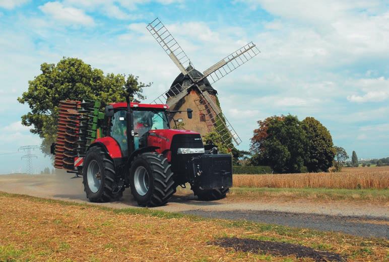 System zarządzania blokadą mechanizmu różnicowego włącza się automatycznie na wąskich zakrętach, przy hamowaniu oraz z uwględnieniem położenia podnośnika i prędkości jazdy do przodu.