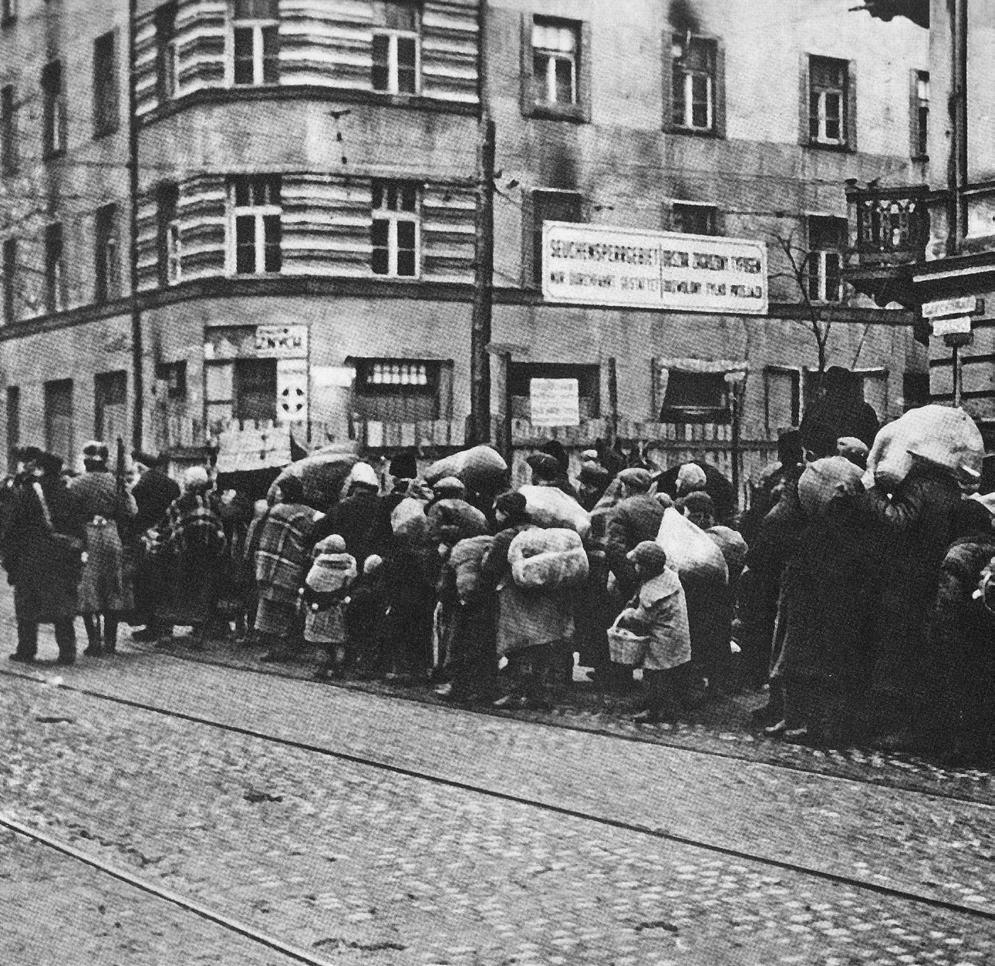 Represje narastały. Od 1 grudnia 1939 r. na całym terytorium Generalnego Gubernatorstwa wprowadzono obowiązek oznaczenia Żydów białą opaską z niebieską gwiazdą Dawida.