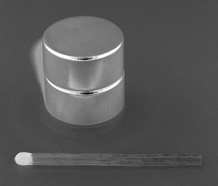 Produkowany jest metodami metalurgii proszków, czyli prasowania sproszkowanych komponentów w polu magnetycznym w