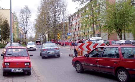 Kołobrzeskiej w Olsztynie; w głębi ulicy za zastawą drogową studnia, w której ustawiono wciągarkę. Fot. 4. Kaskada z osadów we wnętrzu kanału DN300 przewidzianego do renowacji metodą shortliningu.