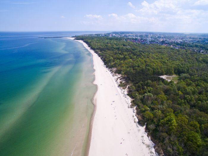 Zarządzamy kołobrzeskimi plażami. Administrowane przez nas plaże mają łączną długość 12,7 km i należą do najczystszych w Polsce.
