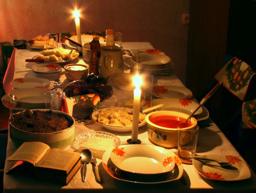 12 potraw, siano pod obrusem, talerz dla nieznajomego Na wigilijnym stole powinno znaleźć dwanaście potraw. Każdej należy spróbować, co ma zapewnić szczęście przez cały rok.