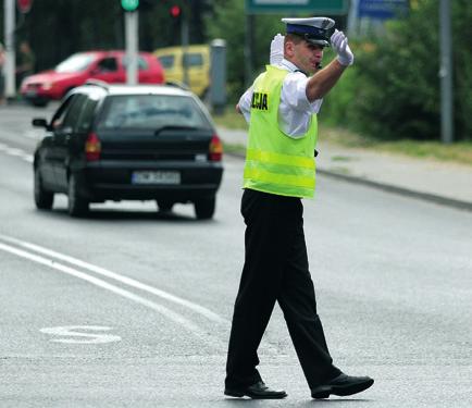 1. Jak się zachowujesz, gdy chcesz przejść przez ulicę? Słuchaj informacji, które odczyta nauczyciel. Wklejaj obrazki we właściwej kolejności. 1. 1. 4. 2.