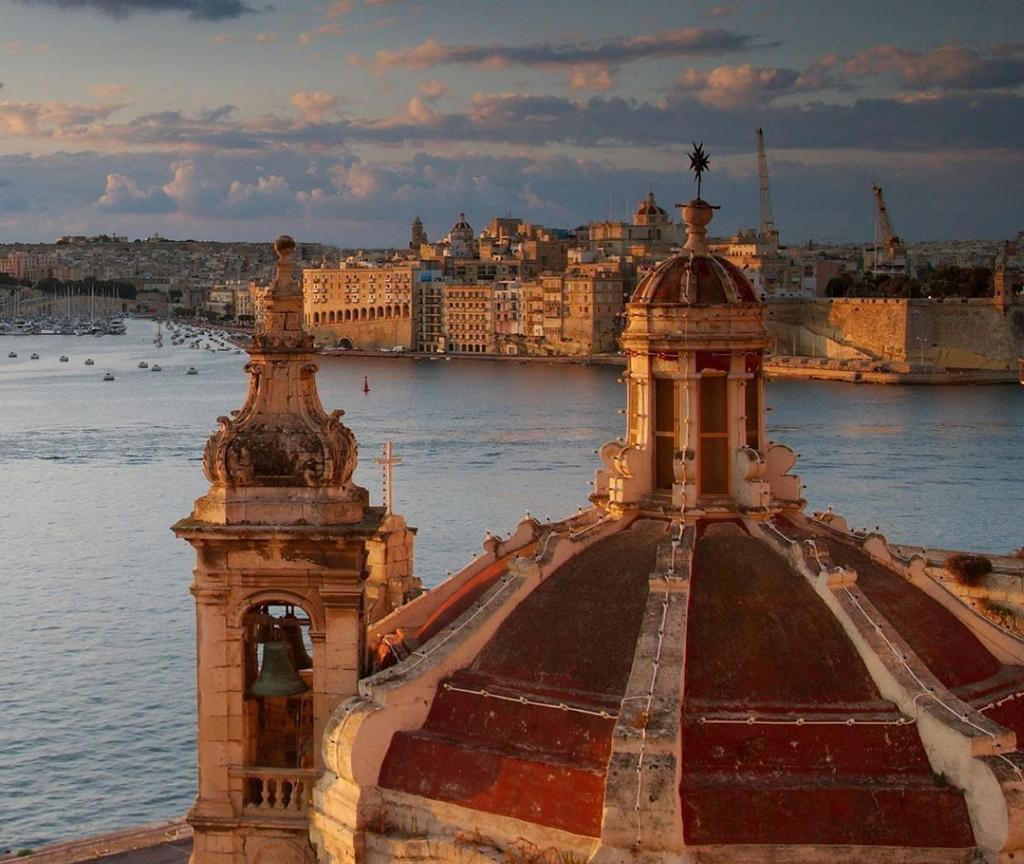 DZIEŃ 6 Po śniadaniu, wykwaterowanie, spakowanie bagaży do autokaru i przejazd do portu w Sliema, rejs statkiem po portach Sliemy i Valletty, zwiedzanie łodzią zatok