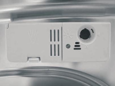 Znaczniki wewnątrz pojemnika pomagają określić właściwą ilość detergentu. Pojemnik na detergent mieści łącznie ok 30 g detergentu.