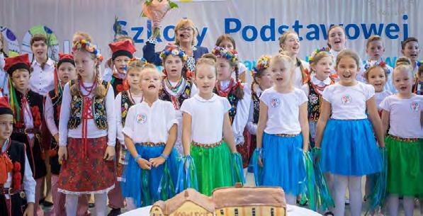 z życia gminy 100-LECIE SZKOŁY PODSTAWOWEJ W WIDOMEJ 100-lecie Szkoły Podstawowej im. Ks. Jana Twardowskiego w Widomej 16 Głos Iwanowic Szkoła Podstawowa im. Ks. Jana Twardowskiego w Widomej należy do najstarszych placówek oświatowych na terenie gminy Iwanowice.