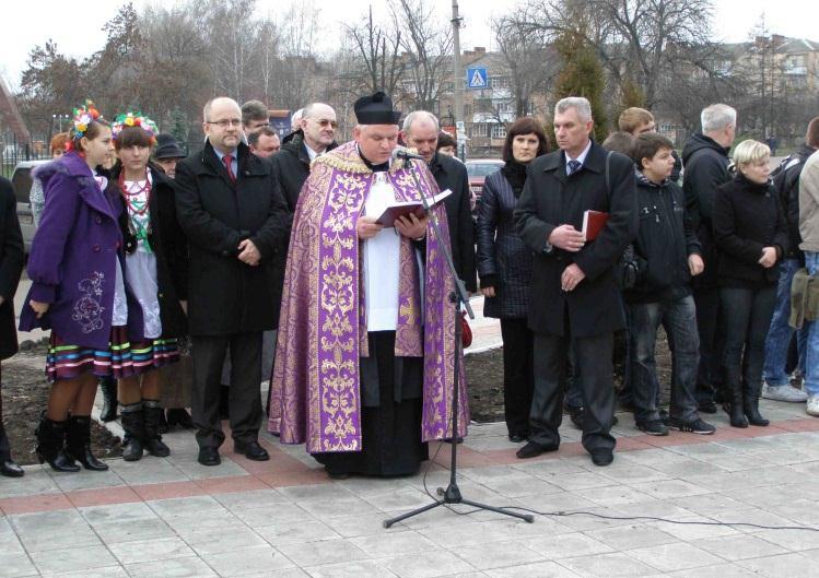Zdjęcie: Lena Zajączkowska Oblackie wiadomości z Ukrainy Listopad 2010 10 1 listopada o. Cyprian Czop odprawił Mszę św. i procesję za zmarłych na cmentarzu w Niżynie, a następnie w Prułukach.