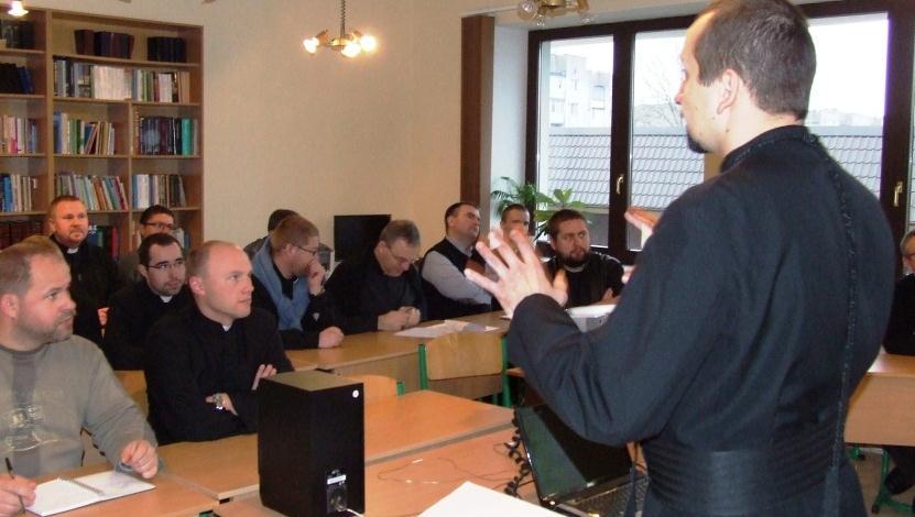 Sergiej Panczenko był członkiem komisji egzaminacyjnej w Wyższym Seminarium Duchownym w Worzelu. Komisja zebrała się w celu sprawdzenia wiadomości z zakresu Pisma św. u jednego z alumnów.