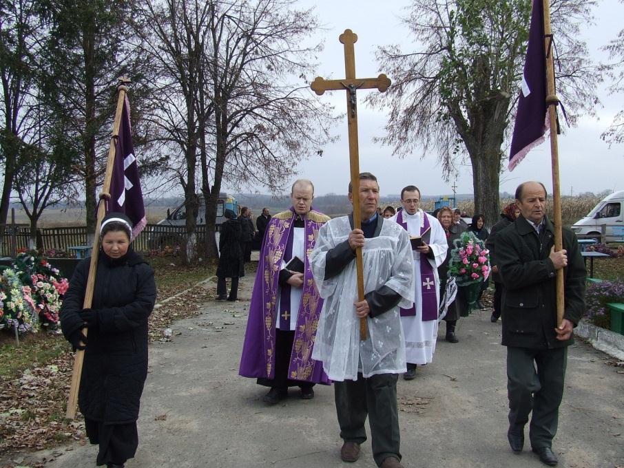 Cyprianem Czopem z Kijowa wzięli udział w pogrzebie pani Ludmiły z Sutysk k. Gniewania w obwodzie winnickim babci Wali, najstarszej z naszych sierot. Pogrzeb śp.