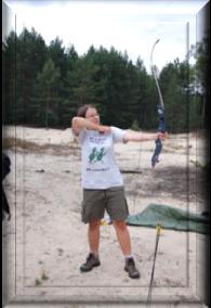 Slackline - chodzenie po specjalnej taśmie, która jest rozwieszona kilkanaście centymetrów nad ziemią.