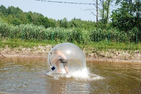Kula wodna - wspaniała zabawa polegająca na ustaniu w kuli pływającej na wodzie.