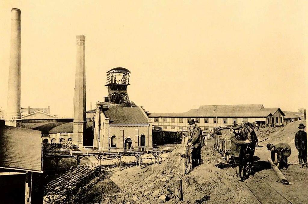 Na zdjęciu nr. 7 kopalnia Morgenroth Szyb Kaiser Wilhelm, widoczny zaprzęg konny ciągnący wózki po torach o prześwicie 785mm.